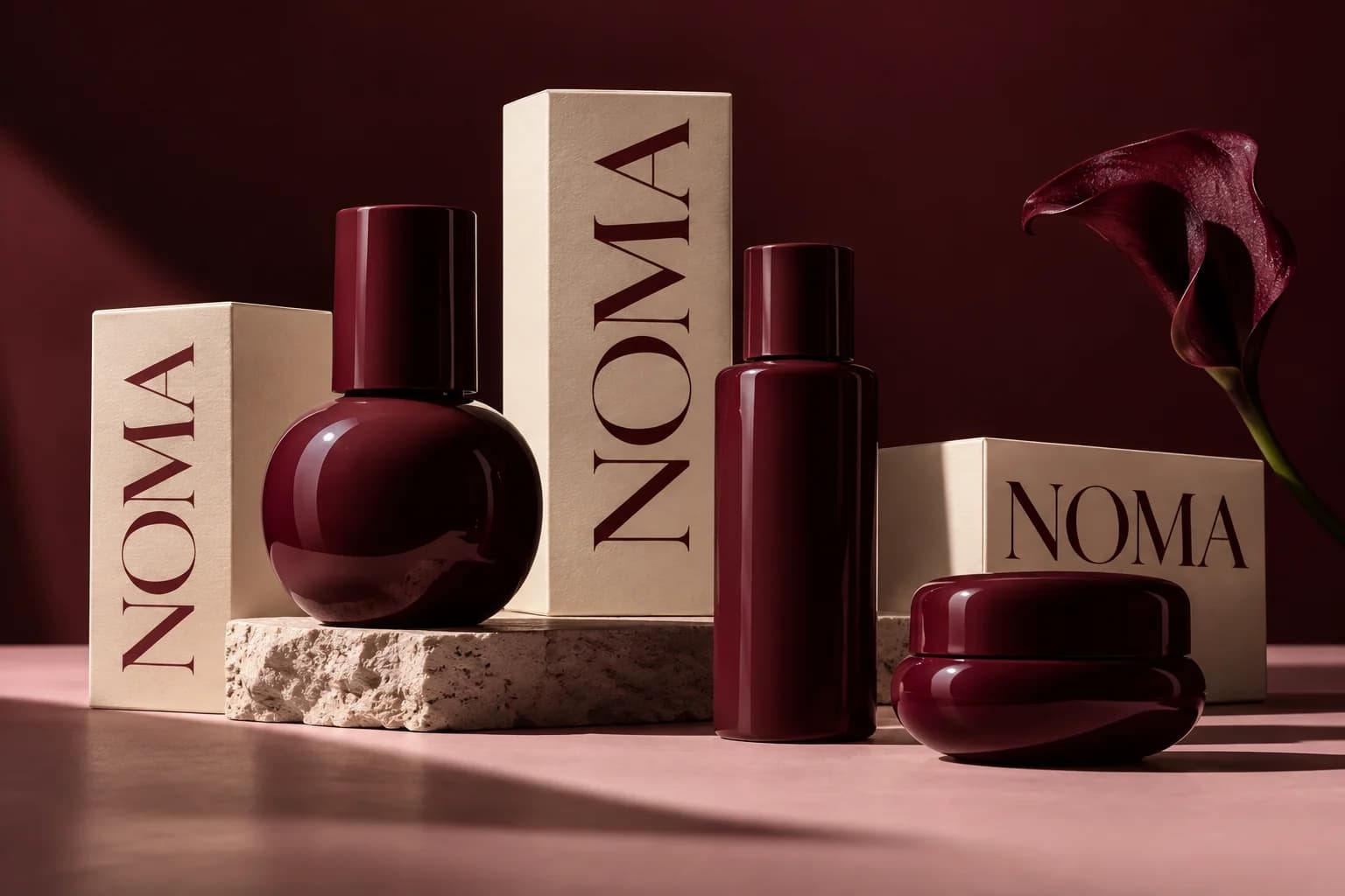 Conceptontwerp NOMA: bordeauxrode skincareverpakkingen met crème typografie.